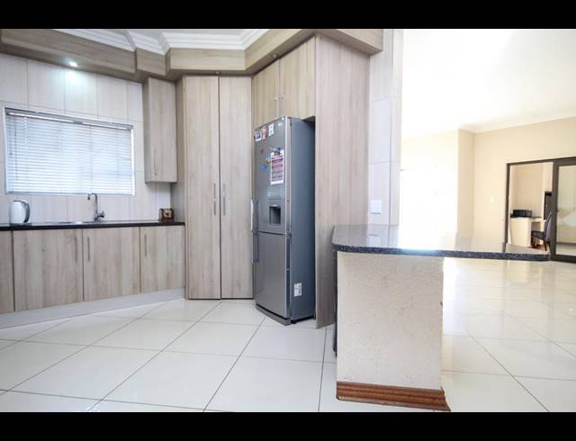 3 BEDROOM TOWNHOUSE FOR SALE IN THATCHFIELD